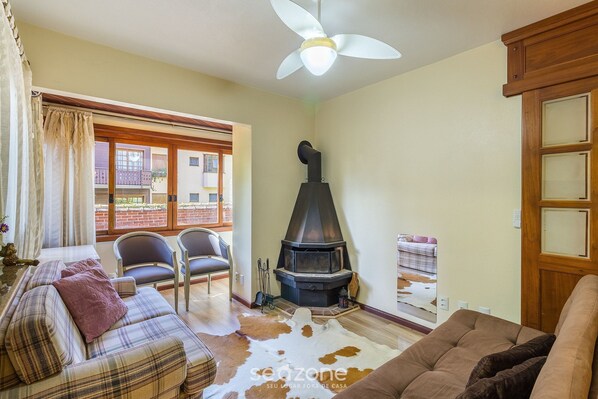 Basic Apartment | Living area