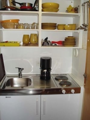 Kühlschrank, Herdplatte, Kochgeschirr/Geschirr/Besteck