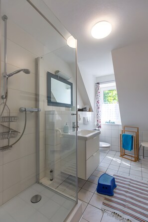 Shower - Apartment 'Fewo Löwenzahn' with Shared Garden, Balcony and Wi-Fi (Pellworm)