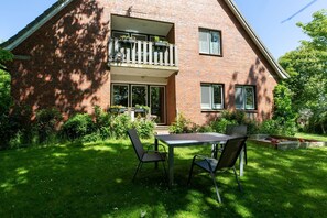 Outdoor dining - Apartment 'Fewo Löwenzahn' with Shared Garden, Balcony and Wi-Fi (Pellworm)