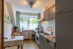 Microwave, oven, dishwasher - Apartment 'Fewo Löwenzahn' with Shared Garden, Balcony and Wi-Fi (Pellworm)