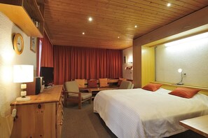 1 bedroom, Internet - Comfortable studio for 2-4 persons : Entrance-hall - living room with 2 pull-down beds and 2 sofa-be (Grimentz)