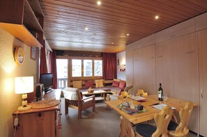 Een televisie en een dvd-speler
