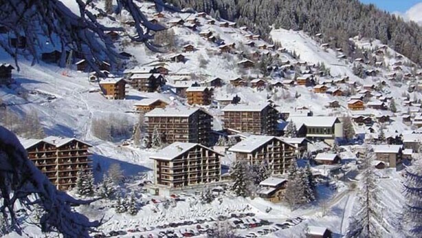A snow-covered mountain village with wooden buildings, a ski slope, and a clear blue sky. - 2-room apartment for 4 persons : Living room with 2 sofa-beds - 1 room with 2 beds - kitchen with fi (Grimentz)