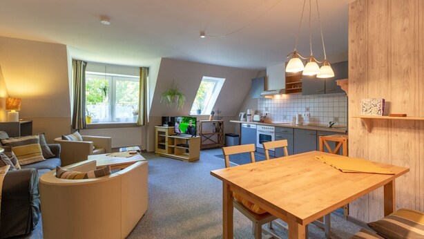 Um apartamento moderno tipo loft, com área de jantar, cozinha e sala de estar.