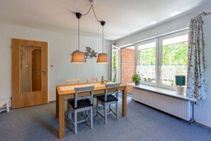 Dining - Apartment 'Fewo Margerite' with Shared Garden and Wi-Fi (Pellworm)