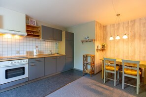 Oven, dishwasher - Apartment 'Fewo Margerite' with Shared Garden and Wi-Fi (Pellworm)