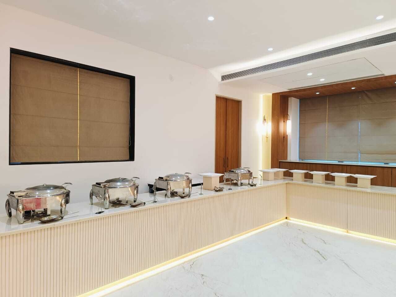 朝食 (ビュッフェ)、毎日提供 (1 名様 299 INR)