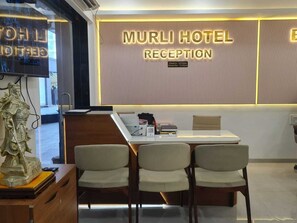 ฝ่ายต้อนรับ