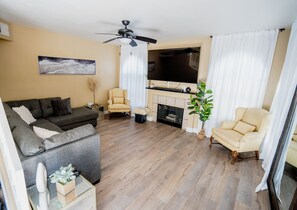 Living area - Spacious Family Stay-Pool Access & Gated Community (Las Vegas)