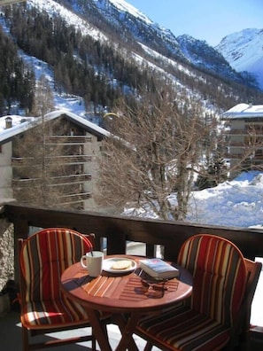 Outdoor dining - Comfortable studio  for 2-4 persons : Living room with 2 sofa-beds and 2 pull-down beds - new kitche (Grimentz)