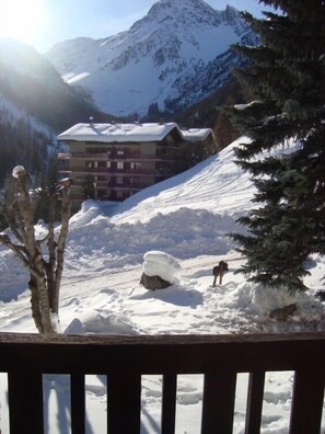 Property grounds - Comfortable studio  for 2-4 persons : Living room with 2 sofa-beds and 2 pull-down beds - new kitche (Grimentz)