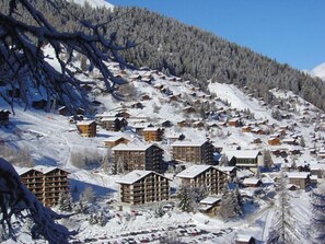 A snow-covered mountain village with wooden buildings and a ski slope. - 3-room apartment for 4 persons : Living room with fireplace - kitchen and filtercoffeemachine - 1 ro (Grimentz)