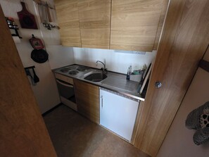 A compact kitchen with a stove, sink, and oven. - 3-room apartment for 4 persons : Living room with fireplace - kitchen and filtercoffeemachine - 1 ro (Grimentz)