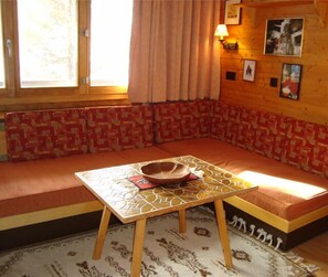 TV - 3-room apartment for 4 persons : Living room with fireplace - kitchen and filtercoffeemachine - 1 ro (Grimentz)