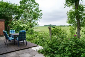 Outdoor dining - Apartment 'Pellwormer Rosen Hus' with Shared Garden, Balcony and Wi-Fi (Pellworm)