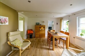 Dining - Apartment 'Pellwormer Rosen Hus' with Shared Garden, Balcony and Wi-Fi (Pellworm)