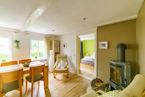 Interior - Apartment 'Pellwormer Rosen Hus' with Shared Garden, Balcony and Wi-Fi (Pellworm)