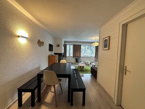 Dining - Comfortable 4 room apartment for 5 persons :  Living with chimney - Kitchen with dishwasher - 1 room (Grimentz)