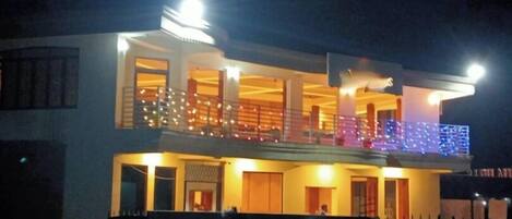 Vista frontal de la propiedad