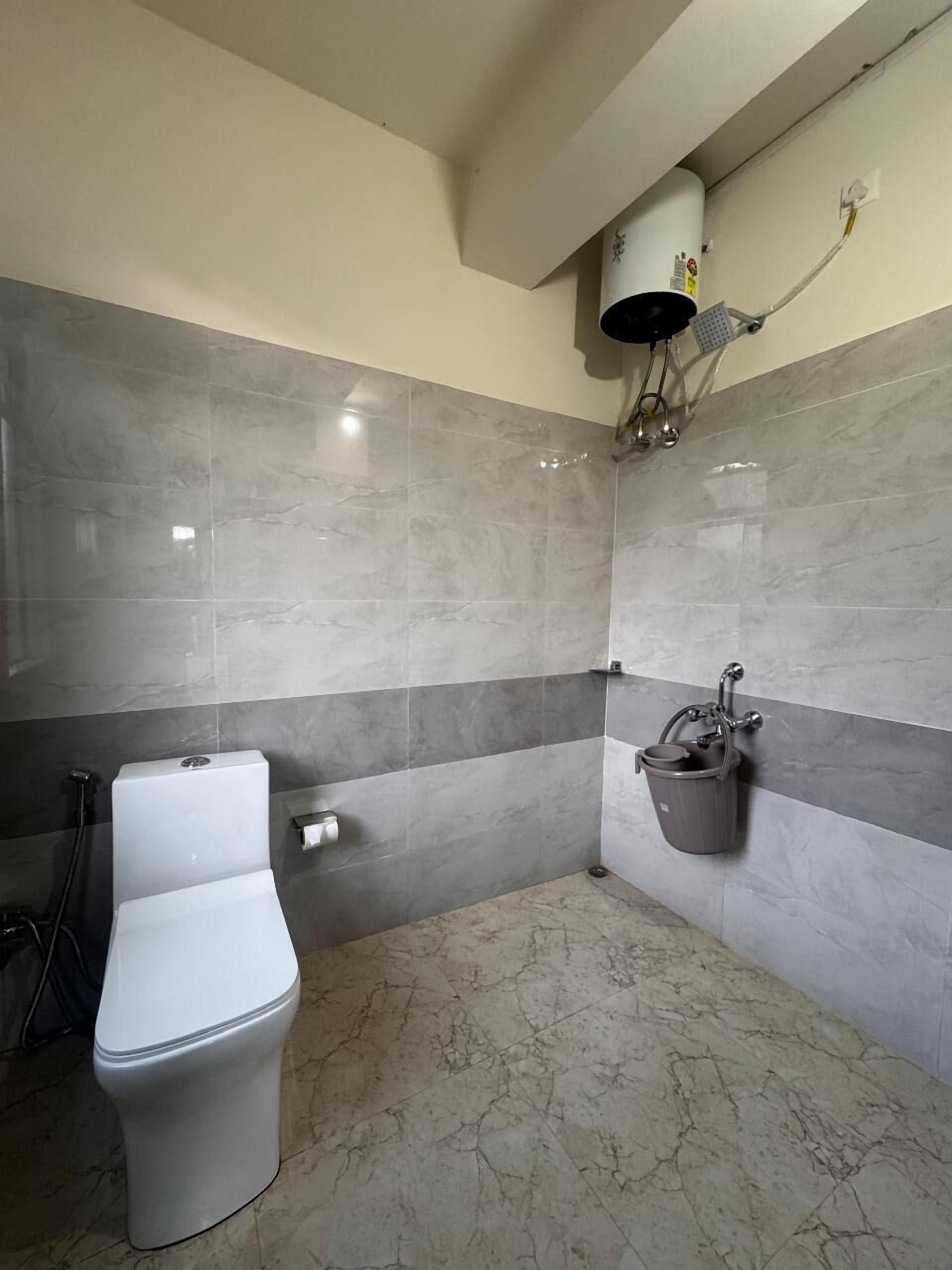 Habitación estándar | Baño | Pantuflas, toallas, jabón, shampoo 