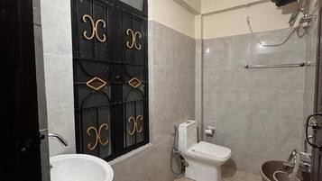 Standard Room | Bathroom | Towels, soap, shampoo, toilet paper