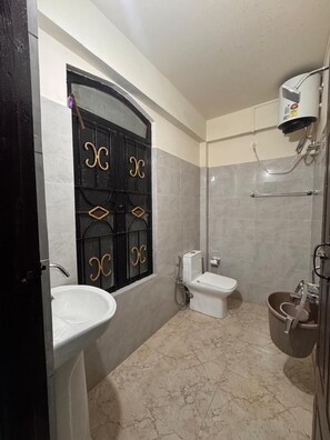 Standard Room | Bathroom | Towels, soap, shampoo, toilet paper