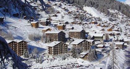 Studio pour 2-3 personnes : Living avec 2 canapés-lits - 1 lit-tiroir - cuisinette avec four et mac