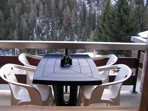 Outdoor dining - 2 1/2-room apartment  for 4-5 persons : Living room with sofa-bed  - 1 room with 2 beds - 1 alove wi (Grimentz)