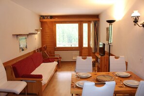 Dining - 2 1/2-room apartment  for 4-5 persons : Living room with sofa-bed  - 1 room with 2 beds - 1 alove wi (Grimentz)