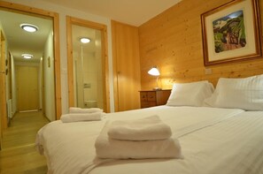 4 bedrooms, Internet - Very comfortable chalet for 8 persons : Living room with non usable fireplace - kitchen with dishwas (Grimentz)