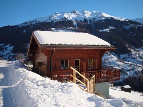 Chalet confortable pour 10-11 personnes : living avec fourneau scandinave - cuisine avec lave-vaisse