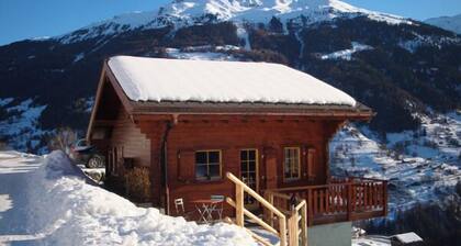Chalet confortable pour 10-11 personnes : living avec fourneau scandinave - cuisine avec lave-vaisse