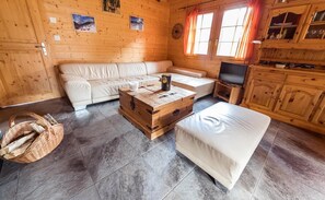 Fernseher, Kamin, DVD-Player