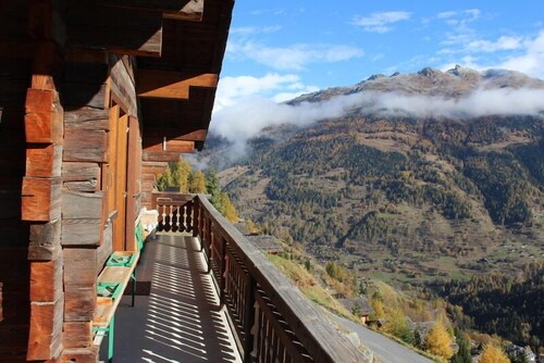 Komfortables Chalet für 5 - 7 Personen : Wohnzimmer mit Schwedenofen und Gallerie mit 2 Matratzen  -