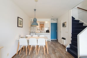 Dining - Comfortable apartment Wad Amelander Kaap, near village, dunes and beach. (Hollum)