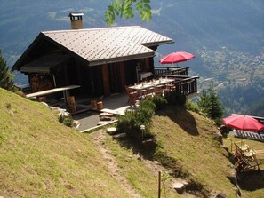 Outdoor dining - Comfortable with Bio Sauna chalet for 8 persons : Living room with fireplace - kitchen with dishwash (Grimentz)