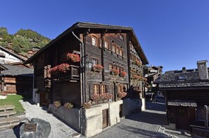 Exterior - Comfortable 3 room apartment for 4-6 persons in the old village : Living room with double sofa-bed a (Grimentz)