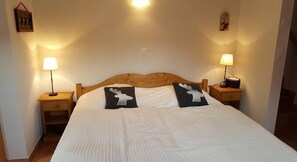 1 bedroom, Internet - Small, very comfortable chalet in the old village for 2 persons : living room with wood-stove - flat (Grimentz)