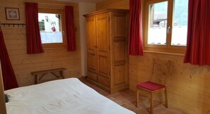 1 bedroom, internet - Small, very comfortable chalet in the old village for 2 persons : living room with wood-stove - flat (Grimentz)