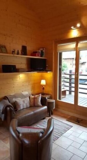 TV, fireplace, DVD player - Small, very comfortable chalet in the old village for 2 persons : living room with wood-stove - flat (Grimentz)