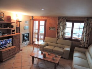 Fernseher, Kamin, DVD-Player