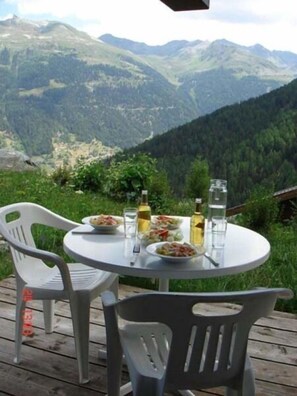 Outdoor dining - Comfortable 2 room apartment for 2- 4 persons : Living room with sofa-bed - 1 room with 1 double bed (Grimentz)