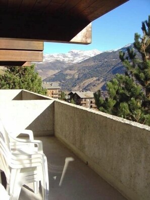 Property grounds - Comfortable 3 room apartment for 4-5 persons : Living room - 1 room with double bed - 1 room with 2 (Grimentz)
