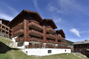 Exterior - Very comfortable 4 room apartment for 6 persons : Living room with fire-place - kitchen with dishwas (Grimentz)