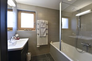 Bathroom - Very comfortable 4 room apartment for 6 persons : Living room with fire-place - kitchen with dishwas (Grimentz)