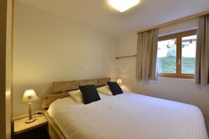 3 bedrooms, Internet - Very comfortable 4 room apartment for 6 persons : Living room with fire-place - kitchen with dishwas (Grimentz)
