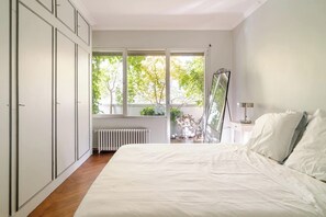 1 bedroom, iron/ironing board, Internet, bed sheets - EIFFEL TOWER - 4 min walk, Elegant Apartment (Paris)