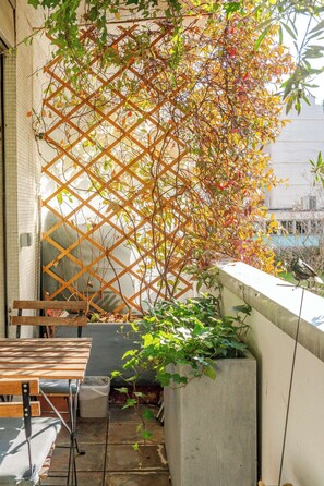 Outdoor dining - EIFFEL TOWER - 4 min walk, Elegant Apartment (Paris)