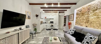 House La Marmora 155 is located among the narrow streets of Castello, among ancient noble palaces, museums, and antique and artisan shops.In the morning, you'll wake to the smell of freshly baked bread from the bakery located two blocks away.This is a sp